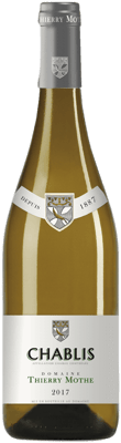 En glasflaska med Thierry Mothe Chablis 2019, ett vitt vin från Bourgogne i Frankrike
