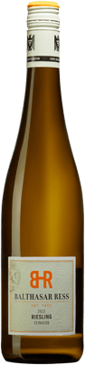 En glasflaska med Balthasar Ress Rheingau Riesling feinherb, ett vitt vin från Rheingau i Tyskland