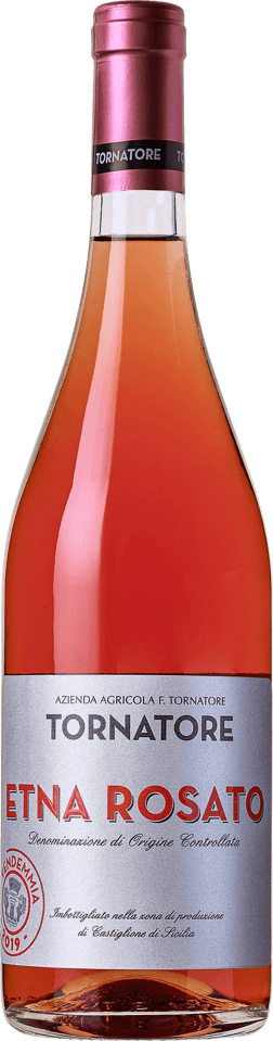 En glasflaska med Tornatore Etna Rosato 2022, en rosévin från Sicilien i Italien