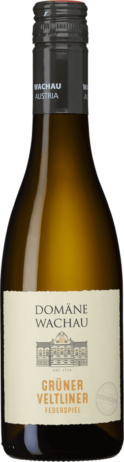 En glasflaska med Domäne Wachau Grüner Veltliner Federspiel Terrassen 2021, ett vitt vin från Niederösterreich i Österrike