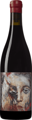 En glasflaska med Wolf & Woman Pinotage, ett rött vin från Western Cape i Sydafrika