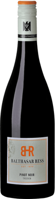 En glasflaska med Balthasar Ress Pinot Noir, ett rött vin från Rheingau i Tyskland