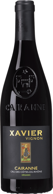 En glasflaska med Arcane La Tempérance Cairanne Organic Xavier Vignon, ett rött vin från Rhonedalen i Frankrike