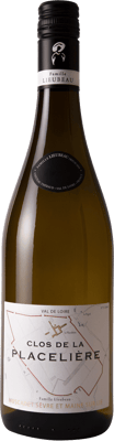 En lättare glasflaska med Clos de la Placelière Famille Lieubeau 2021, ett vitt vin från Loiredalen i Frankrike