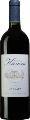 En glasflaska med Château Kirwan 2016, ett rött vin från Bordeaux i Frankrike