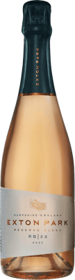 En glasflaska med Exton Park RB 23 Rosé Brut, en mousserande från England i Storbritannien