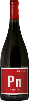 En glasflaska med Substance Pinot Noir, ett rött vin från Washington State i USA