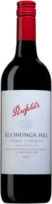 En lättare glasflaska med Penfolds Koonunga Hill Shiraz Cabernet, ett rött vin från South Eastern Australia i Australien