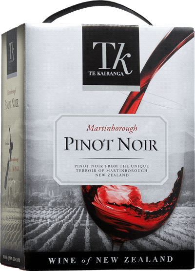 En box med  Te Kairanga Pinot Noir 2022, ett rött vin från Wairarapa i Nya Zeeland