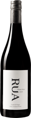 En glasflaska med Rua Pinot Noir, ett rött vin från Central Otago i Nya Zeeland