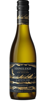 En glasflaska med Stoneleigh Latitude Chardonnay, ett vitt vin från Marlborough i Nya Zeeland