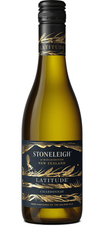 En glasflaska med Stoneleigh Latitude Chardonnay, ett vitt vin från Marlborough i Nya Zeeland