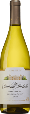 En glasflaska med Chateau Ste Michelle Chardonnay, ett vitt vin från Washington State i USA
