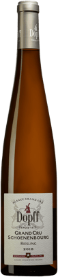 En glasflaska med Dopff Schoenenborg Grand Cru Riesling, ett vitt vin från Alsace i Frankrike