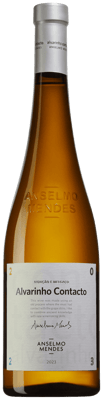 En lättare glasflaska med Contacto Alvarinho, ett vitt vin från Vinho Verde i Portugal