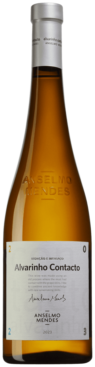 En lättare glasflaska med Contacto Alvarinho, ett vitt vin från Vinho Verde i Portugal