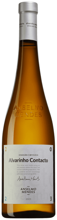 En lättare glasflaska med Contacto Alvarinho, ett vitt vin från Vinho Verde i Portugal
