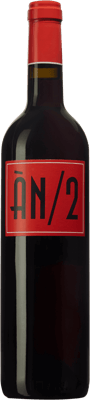 En glasflaska med ÀN/2 2020, ett rött vin från Balearerna i Spanien