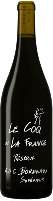 En glasflaska med Le Coq de La France, ett rött vin från Central Otago i Nya Zeeland