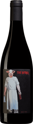 En glasflaska med The Butcher Pinot Noir, ett rött vin från Burgenland i Österrike