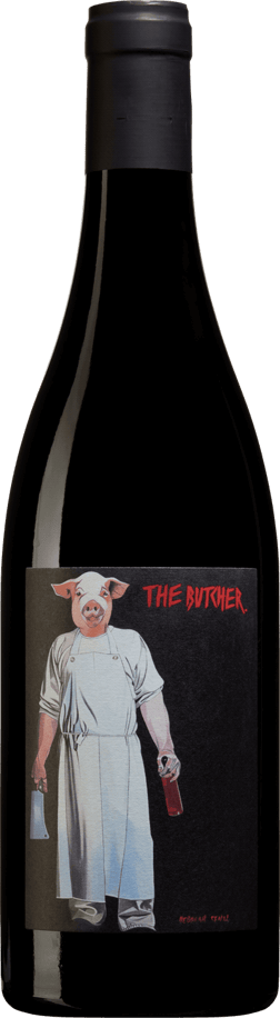 En glasflaska med The Butcher Pinot Noir 2022, ett rött vin från Burgenland i Österrike