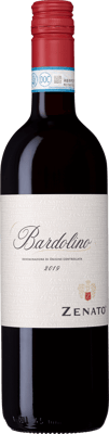 En glasflaska med Zenato Bardolino, ett rött vin från Venetien i Italien