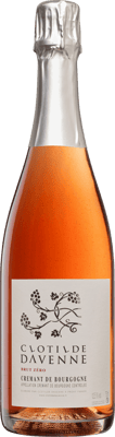 En glasflaska med Clotilde Davenne Crémant de Bourgogne Rosé, en mousserande från Bourgogne i Frankrike