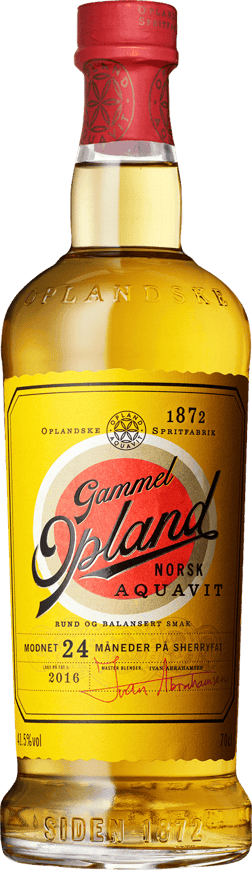 En lättare glasflaska med Gammel Opland Aquavit, en akvavit från Norge