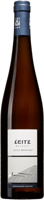 En glasflaska med Leitz Magic Mountain Rüdesheimer Riesling Trocken 2020, ett vitt vin från Rheingau i Tyskland