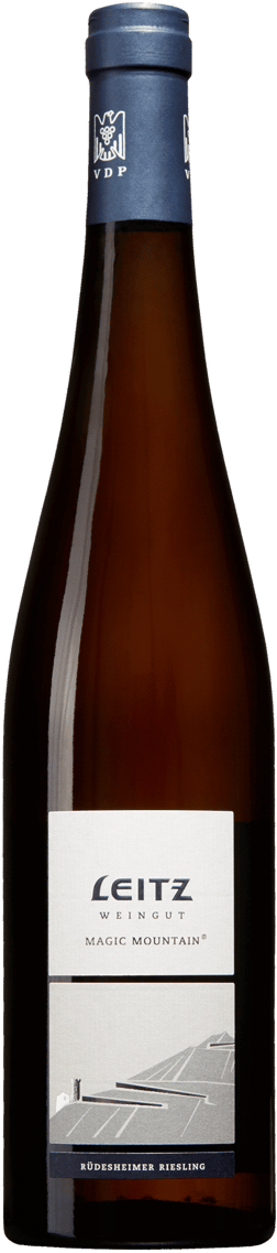 En glasflaska med Leitz Magic Mountain Rüdesheimer Riesling Trocken 2022, ett vitt vin från Rheingau i Tyskland
