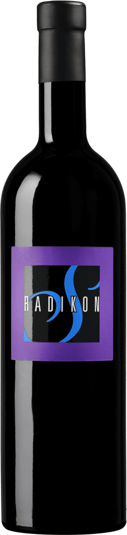 En glasflaska med Radikon Sivi Pinot Grigio 2022, ett vitt vin från Friuli-Venezia-Giulia i Italien