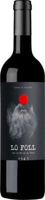 En glasflaska med Terra de Falanis Lo Foll, ett rött vin från Balearerna i Spanien