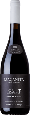 En glasflaska med Macanita Letra F, ett rött vin från Douro i Portugal