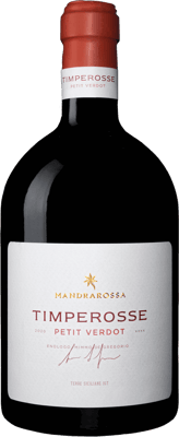 En glasflaska med Mandrarossa Timperosse Petit Verdot 2019, ett rött vin från Sicilien i Italien