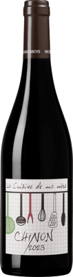 En lättare glasflaska med Chinon Cuisine de ma Mere, ett rött vin från Loiredalen i Frankrike
