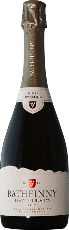 En glasflaska med Rathfinny Estate Blanc de Blancs Brut, en mousserande från England i Storbritannien