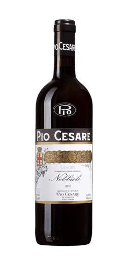En lättare glasflaska med Pio Cesare Langhe Nebbiolo 2021, ett rött vin från Piemonte i Italien