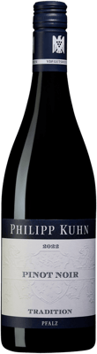 En glasflaska med Philipp Kuhn Pinot Noir Tradition 2019, ett rött vin från Pfalz i Tyskland