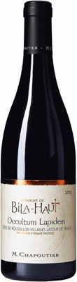 En glasflaska med M. Chapoutier Domaine de Bila-Haut Occultum Lapidem 2019, ett rött vin från Languedoc-Roussillon i Frankrike