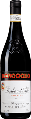 En glasflaska med Borgogno Barbera d’Alba Superiore, ett rött vin från Piemonte i Italien