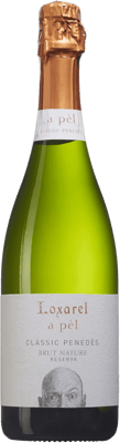 En glasflaska med Loxarel A Pèl Classic Penedes Brut Nature Reserva, en mousserande från Katalonien i Spanien