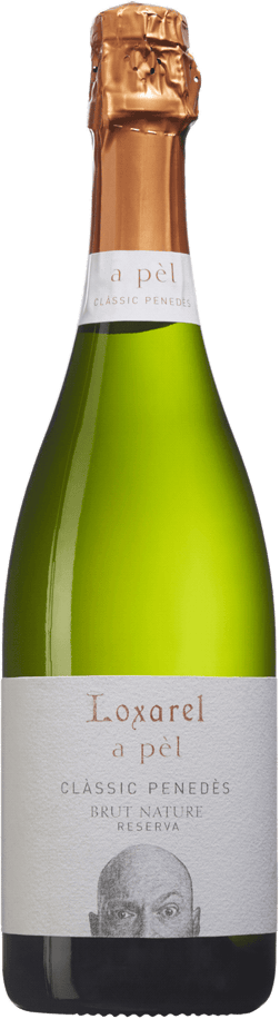 En glasflaska med Loxarel A Pél Classic Penedes Brut Nature Reserva, en mousserande från Katalonien i Spanien