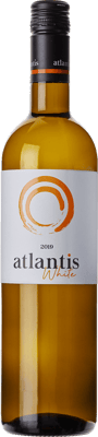 En glasflaska med Atlantis White 2020, ett vitt vin från Grekland