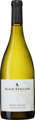 En glasflaska med Black Stallion Napa Valley Chardonnay 2020, ett vitt vin från Kalifornien i USA