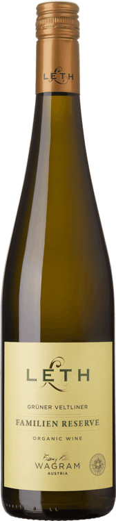 En lättare glasflaska med Leth Grüner Veltliner Familien Reserve 2019, ett vitt vin från Niederösterreich i Österrike