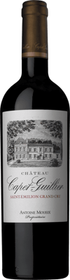 En glasflaska med Château Capet-Guillier 2018, ett rött vin från Bordeaux i Frankrike
