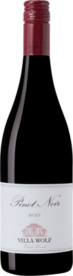 En lättare glasflaska med Villa Wolf Pinot Noir, ett rött vin från Pfalz i Tyskland