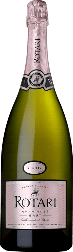 En glasflaska med Rotari Rosé 2019, en mousserande från Trentino-Alto Adige i Italien