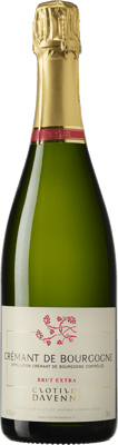 En glasflaska med Clotilde Davenne Brut Extra Crémant de Bourgogne, en mousserande från Bourgogne i Frankrike