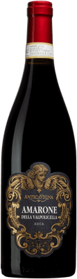 En glasflaska med Amarone della Valpolicella Antica Vigna 2018, ett rött vin från Venetien i Italien